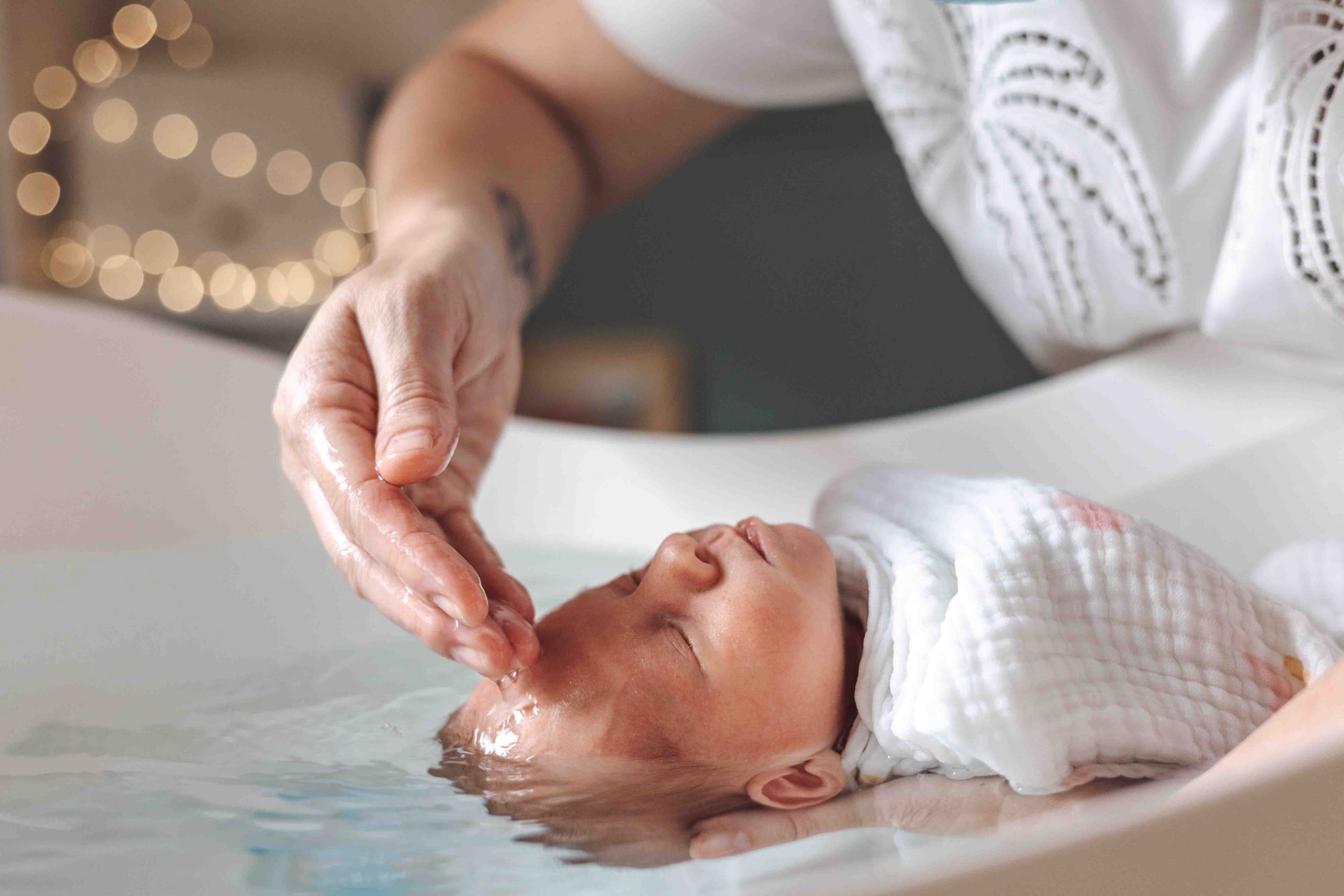 Lire la suite à propos de l’article Vivre le Thérapeutique Bain-Bébé® : un moment unique à partager et à garder