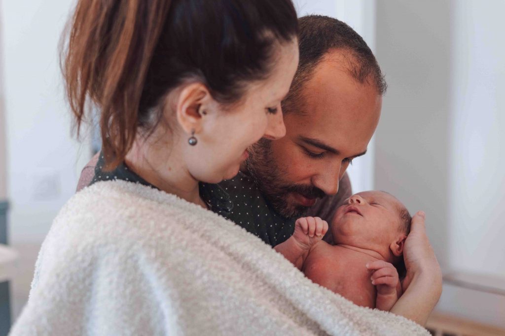 photographe bébé après bain thérapeutique bébé parents câlin reportage naissance