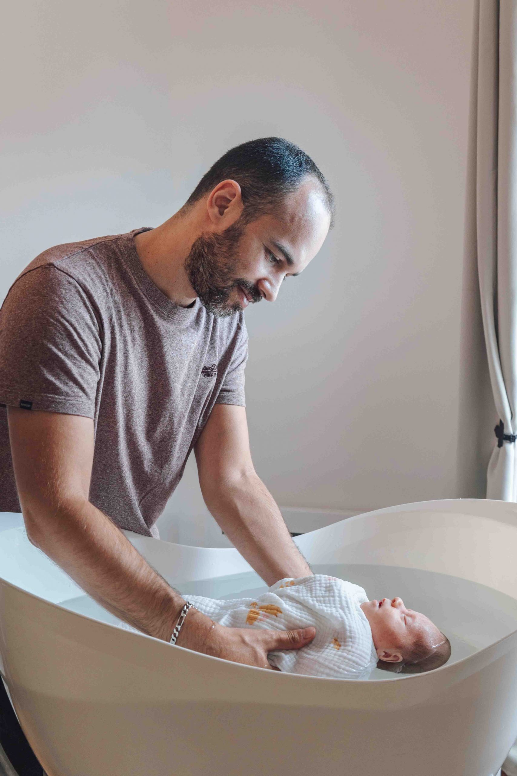 photographe bébé émotions parents bain thérapeutique bébé reportage naissance