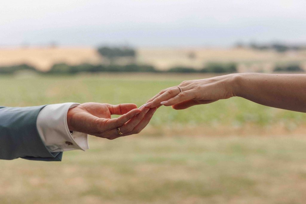 photo de mariage Toulouse. Portrait romantique des mariés en extérieur au domaine de Solomiac