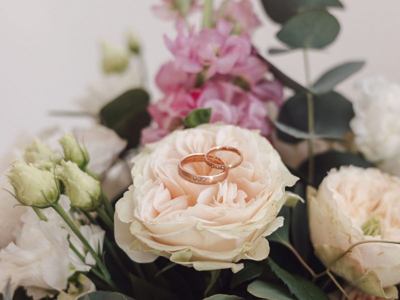 photographe mariage Tarbes photo alliances sur bouquet de fleurs de la mariée