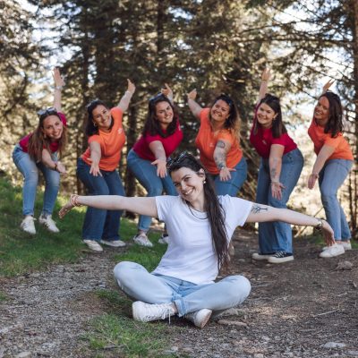 groupe de copines autour de la future mariée à Payolle lors d’un EVJF avec une photographe professionnelle