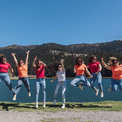 Fous rires pendant un shooting photo EVJF à Payolle avec une photographe professionnelle à tarbes