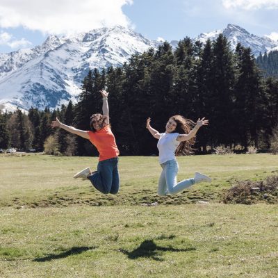 la future mariée et sa témoin à Payolle lors d’un EVJF avec une photographe professionnelle