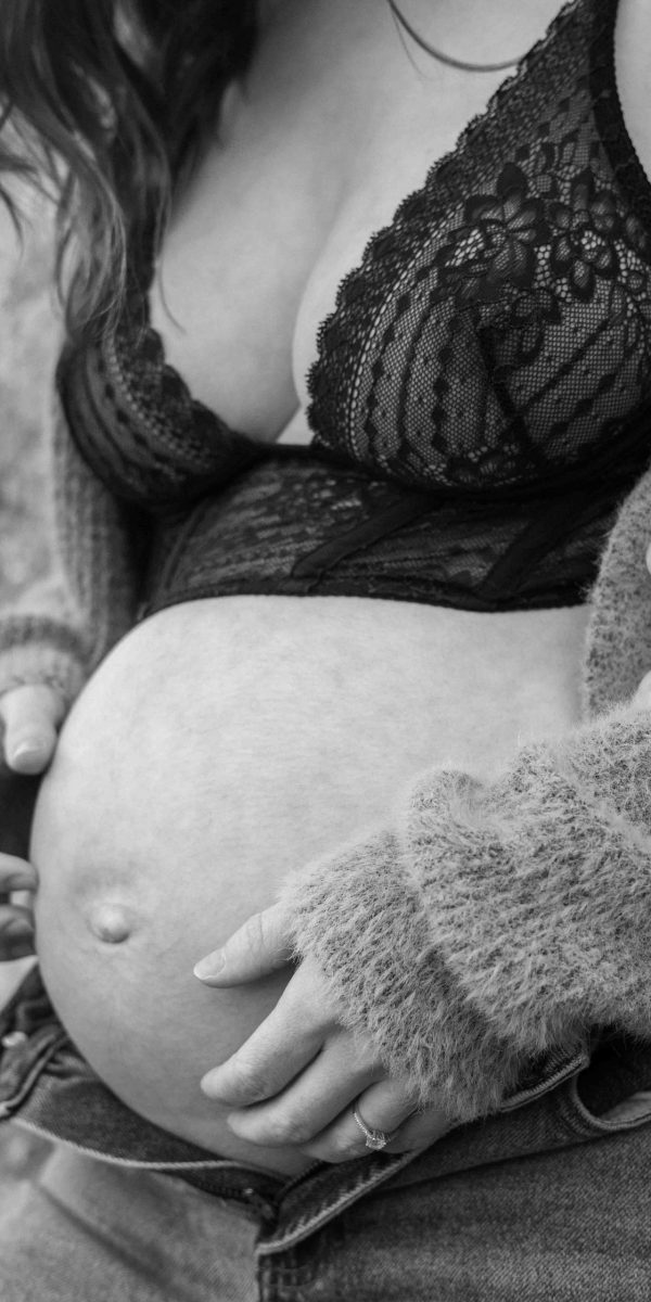 photographe de grossesse tarbes, mise en valeur d'un futur maman caressant son ventre rond