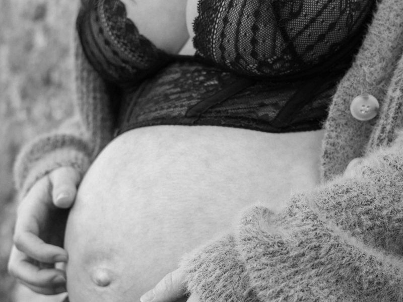 photographe de grossesse tarbes, mise en valeur d'un futur maman caressant son ventre rond