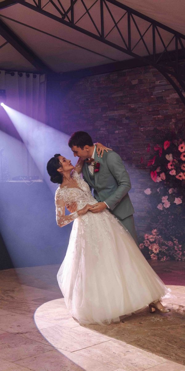 photo de mariage au domaine de la métairie à Ossun ouveture de bal des mariés