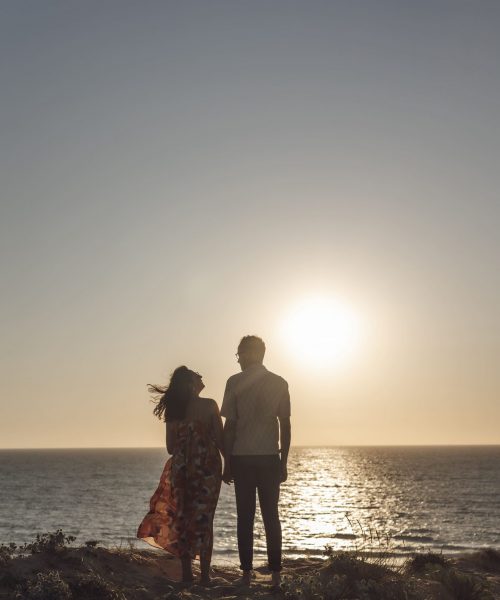 Spontanéité et complicité sur la plage de Labenne, avec la chapelle en toile de fond.