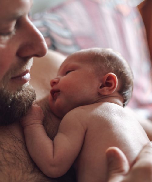 séance photo naissance, peau à peau avec papa, photographe maternité