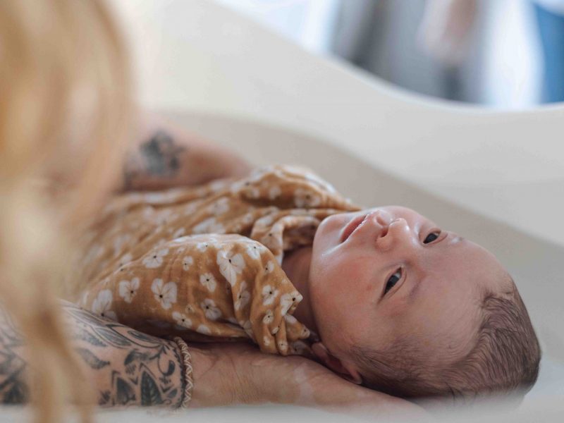 photographe naissance Sud-Ouest, Sandrine Afonso photographe, séance photo bain thalasso thérapeutique Tarbes, photographe professionnel, photographe émotions bébé